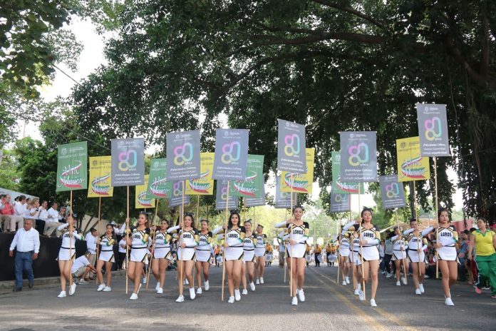 Rector asiste a desfile del 20 de noviembre_a