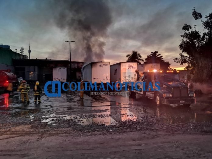 Se incendia Bodega Aurrerá Tecomán por más de 3 horas; investigan si fue provocado 3