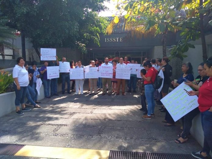 Se manifiestan trabajadores del ISSSTE por incumplimiento en pago de prestaciones