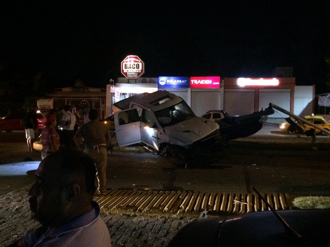 Impresionante choque en el boulevard de Manzanillo - colimanoticias