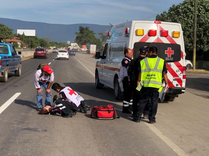 motociclistas caen sobre asfalto