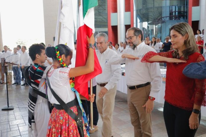 Abandera al Ballet Folklórico Infantil de la Secretaría de Educación