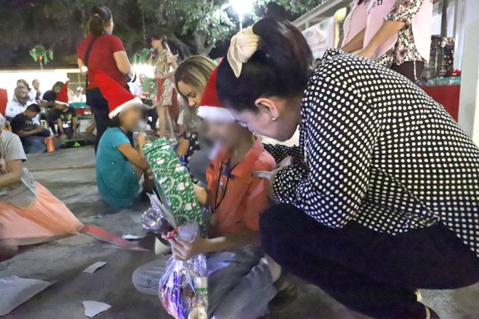 Amadrina Alicia López a niños de albergue_c