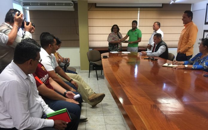 Pagan salarios caídos a diez docentes de Colima afectados por la Ley General de Servicio Profesional Docente