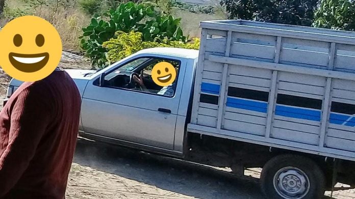 Piden-ayuda-para-localizar-camioneta-Nissan-estaquitas-color-gris