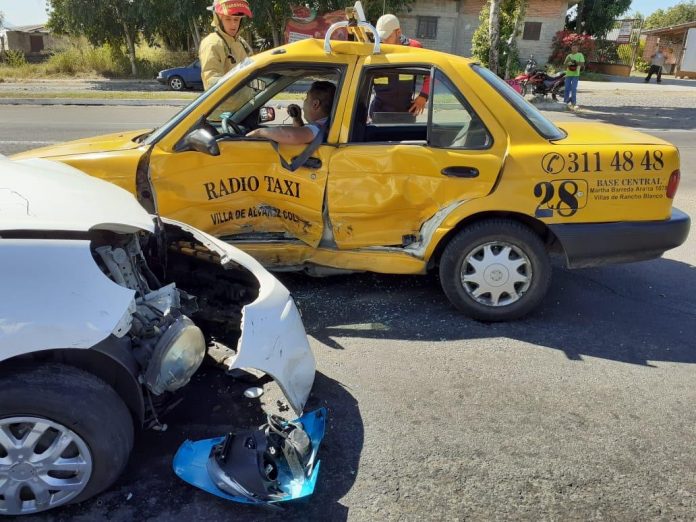 choque radio taxi en comala