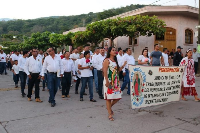 funcionarios y alcalde de ixtlahuacán venera a la virgen de Guadalupe 2