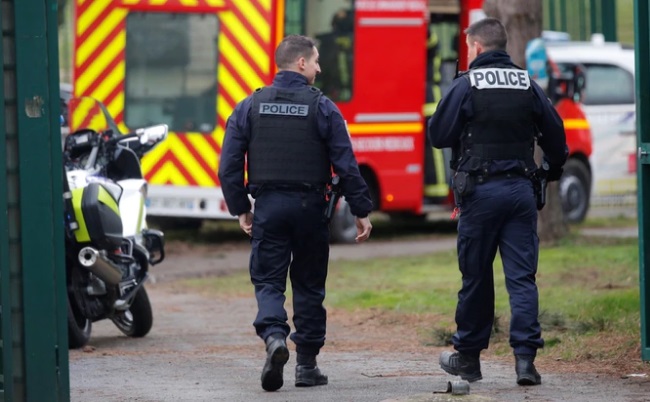 Ataque terrorista en París un hombre armado con un cuchillo mató al menos a una persona
