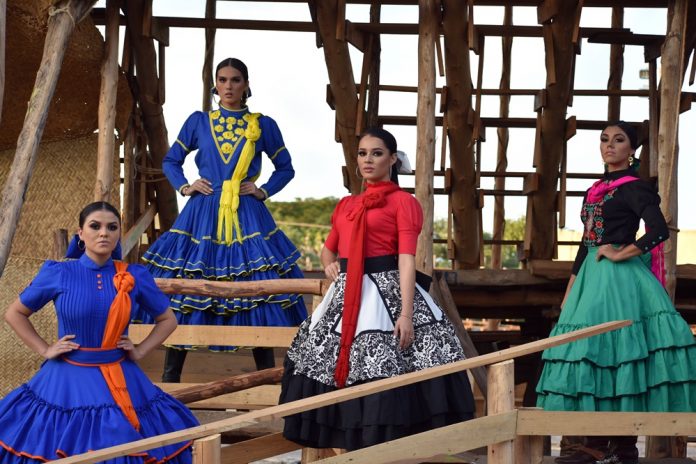 Candidatas a Reina de Villa de Álvarez distribuyen los colores de porras para elección
