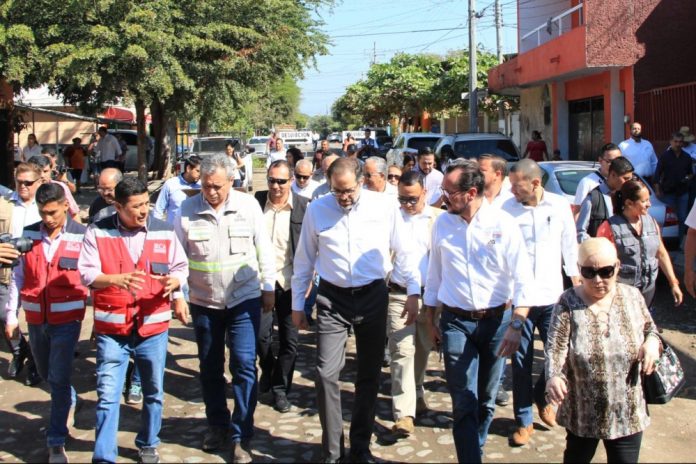 Gobernador recorre obra, atiende y soluciona peticiones de vecinos