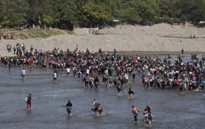 Migrantes se enfrentan a Guardia Nacional para ingresar a territorio mexicano por la fuerza
