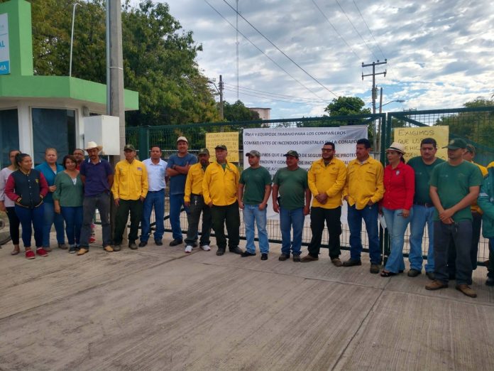 Se manifiestan combatientes de incendios forestales