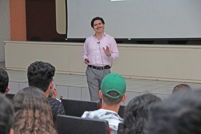 Conferencia de Andrés Pedroza sobre Matemáticas_a