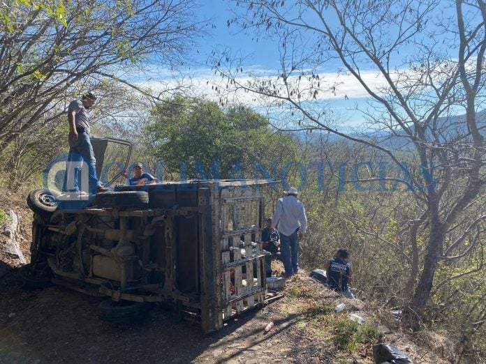 Se lesionan trabajadores del Ayuntamiento de Colima al volcarse en camioneta
