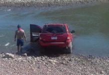 Se metió a bañar en el auto en playa de La Boquita
