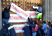 Pacientes con VIH y cáncer exigen abasto de medicamentos; clausuran Palacio Nacional