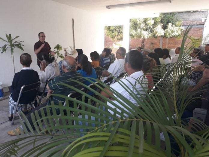 consul platica a migrantes
