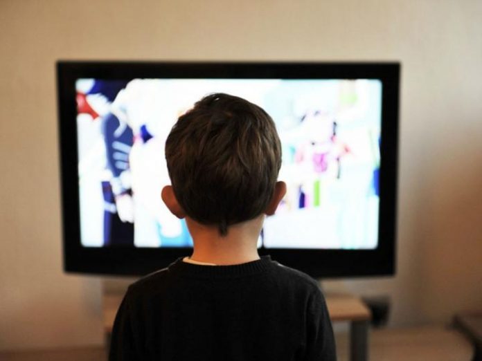 menores televisor