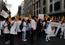 Cientos de estudiantes de Medicina marchan al Palacio Nacional; reclaman que termine la violencia