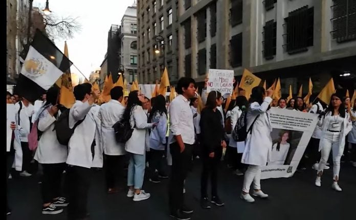 Cientos de estudiantes de Medicina marchan al Palacio Nacional; reclaman que termine la violencia