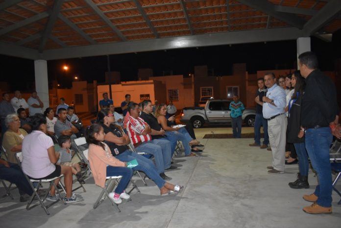 Felipe Cruz con colonos