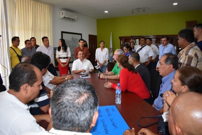 Felipe Cruz con taxistas