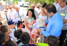 Gobernador entrega obras deportivas y parque en comunidades de Manzanillo