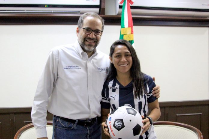 Gobernador recibe a la colimense Diana Evangelista
