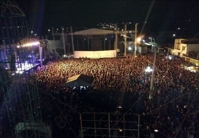 Miles de personas se reúnen en Contla para baile popular, en plena contingencia del Covid-19