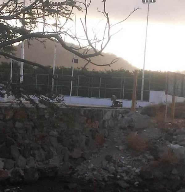 Vecinos del centro de Manzanillo denuncian familias asentadas en terrenos federales2