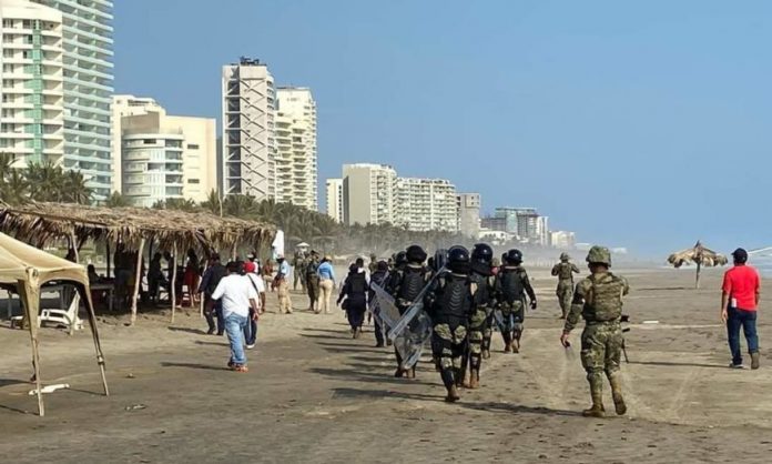 marinos desalojan playas de acapulco