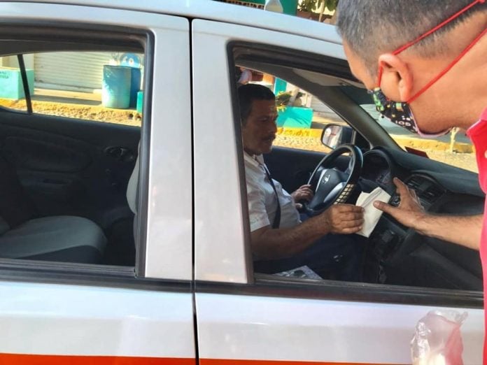 taxistas de tecoman cumplen con medidas de higiene