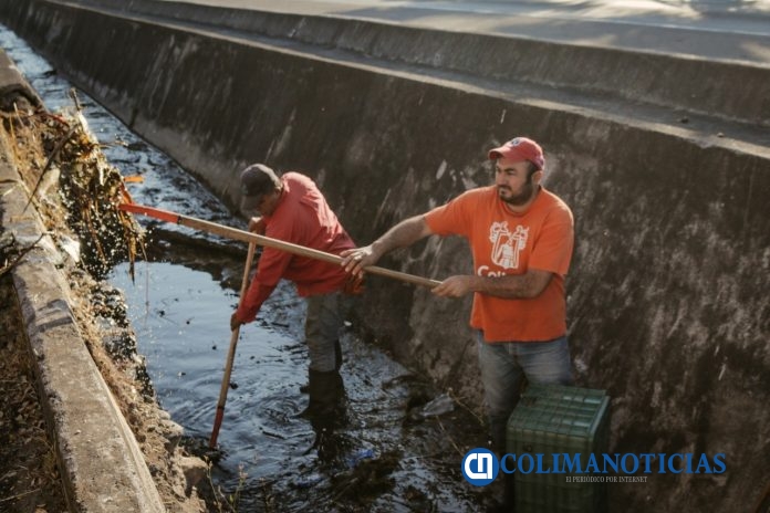 Ayuntamiento de Colima trabaja en la limpieza y desazolve de canales y arroyos de la ciudad
