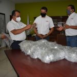 Directivos de Empresa Refresquera entregan a Felipe Cruz 130 caretas protectoras contra Covid-19