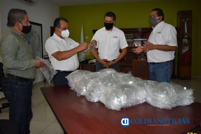 Directivos de Empresa Refresquera entregan a Felipe Cruz 130 caretas protectoras contra Covid-19