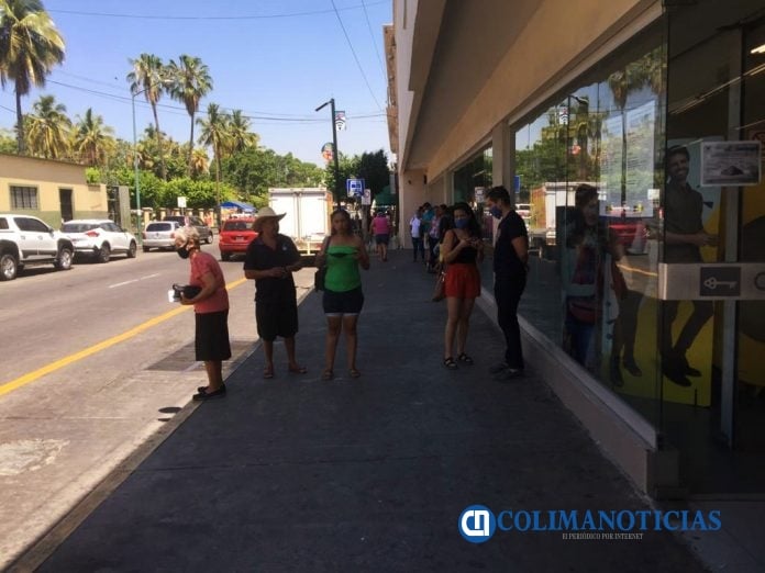 personas afuera de coppel centro