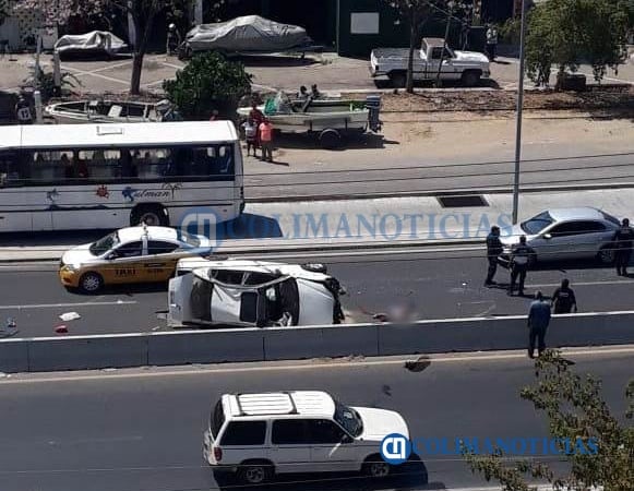 volcadura de auto en Manzanillo