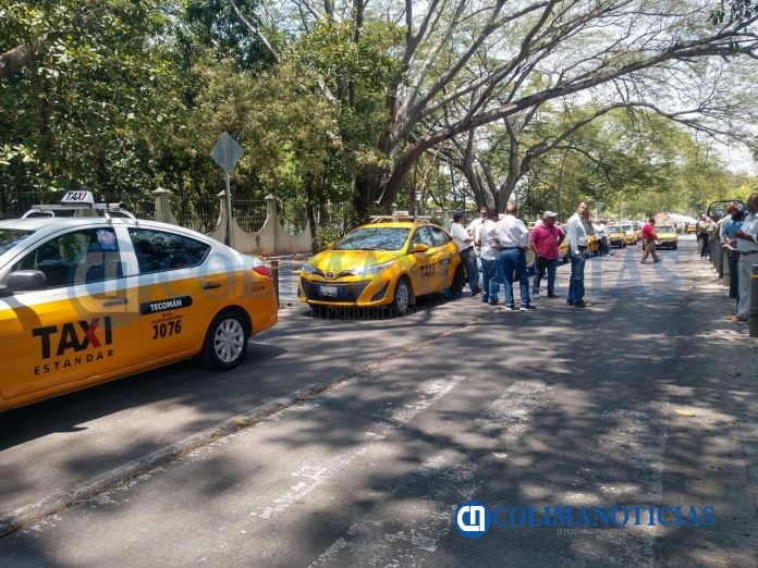 Se manifiestan taxistas en el Congreso del Estado