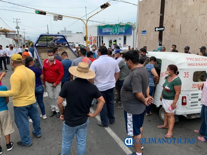 Se registra conflicto entre taxistas y mototaxis en Tecomán por retiro de unidades