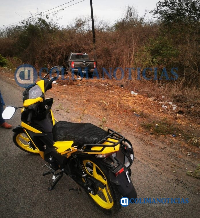 Un herido al impactarse motocicleta con camioneta en Cerro de Ortega