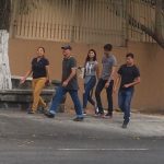 colimenses transitando por avenida
