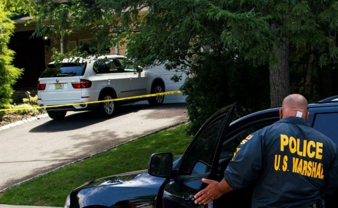 Atacan a balazos a familia de la jueza que investiga cuentas bancarias de Jeffrey Epstein