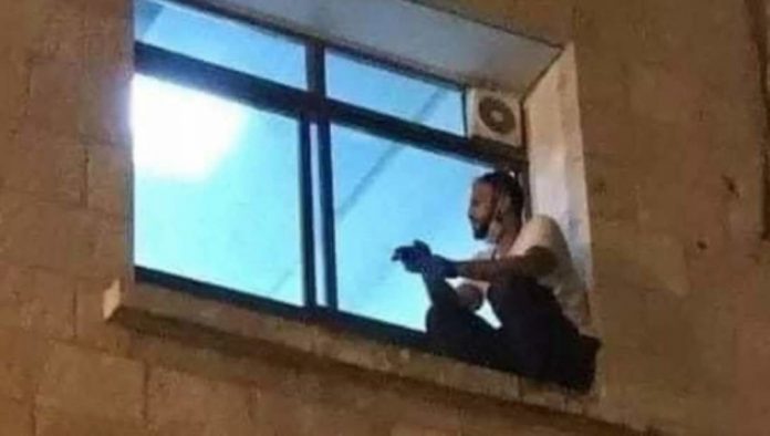 Escaló el edificio para poder acompañar a su madre internada por COVID-19