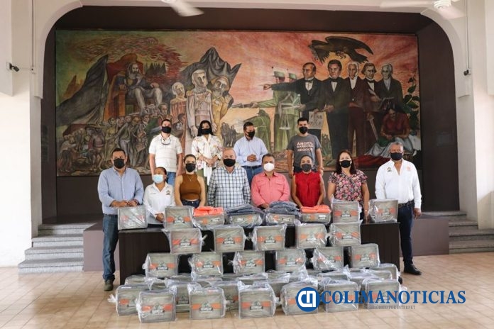 Felipe Cruz Entrega Uniformes y Botas a Trabajadores de Servicios Públicos y Mantenimiento