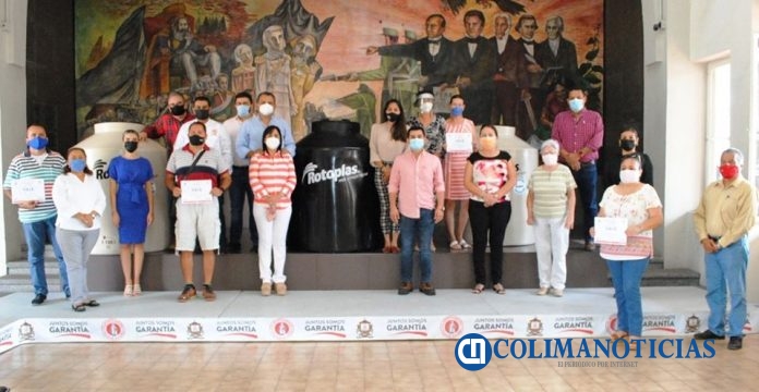Felipe Cruz entrega tinacos y cisternas a bajo costo
