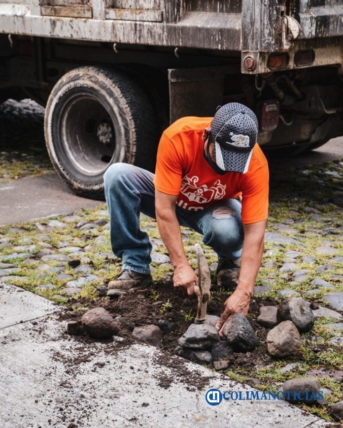 Labores de bacheo y empedrado se realizan diariamente por toda la ciudad