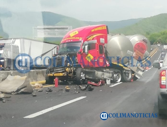 Pipa choca en la autopista Colima-Manzanillo (1)