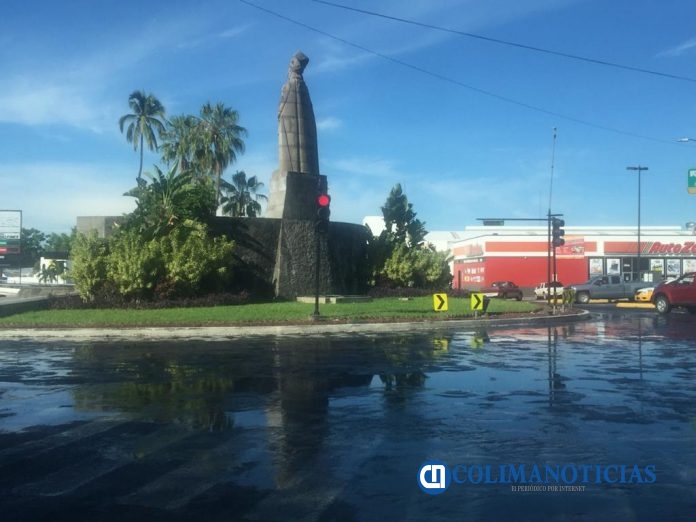Revienta alcantarilla y provoca tiradero de agua en Calzada Galván 2