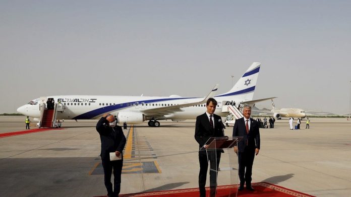Aterriza en Abu Dabi primer vuelo comercial entre Israel y Emiratos Árabes Unidos