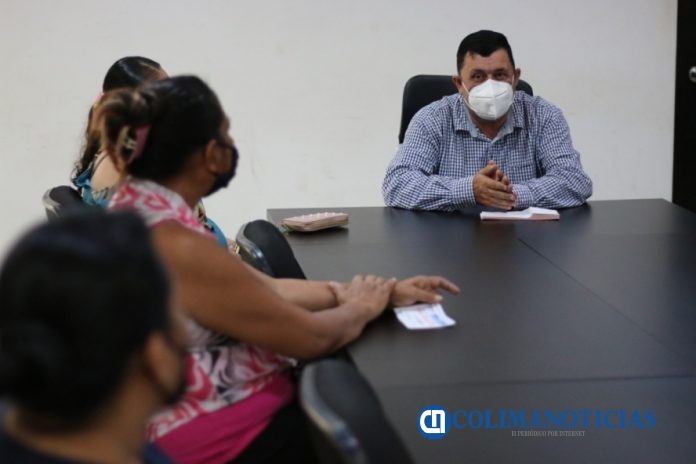 El alcalde Carlos Carrasco entrega vales de gas a dueños de negocios de comida